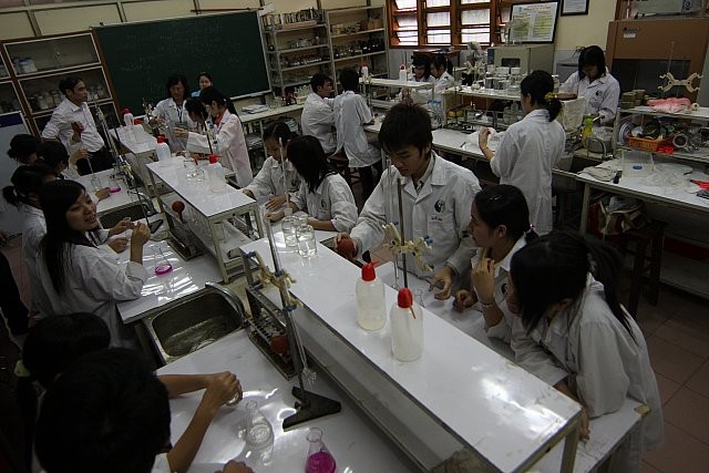 Phòng thí nghiệm hóa được đầu tư hiện đại, sinh viên có đầy đủ trang thiết bị học tập
